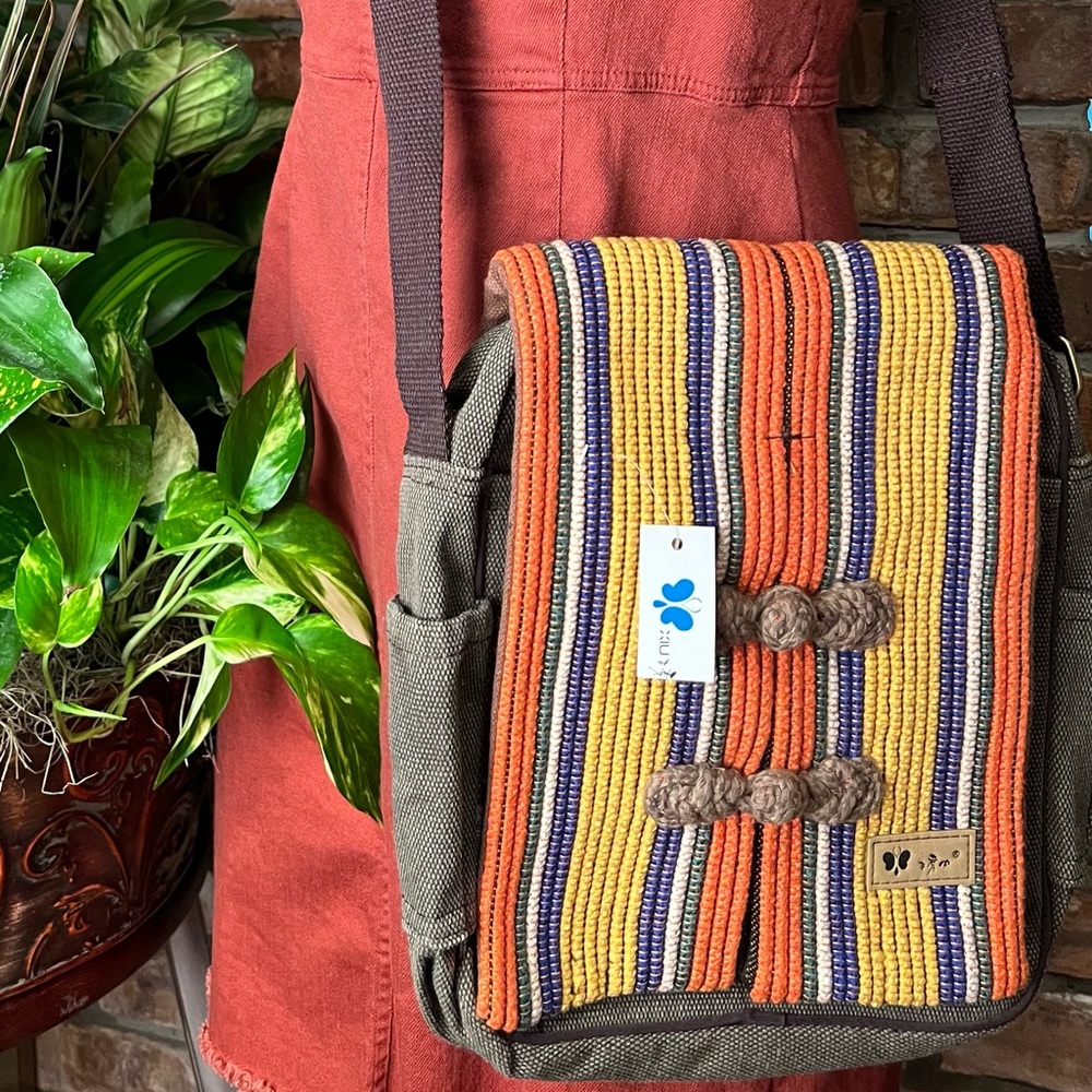 BNWT XIU TOTE STYLE BAG WITH VELCRO FLAP AND 6 POCKETS!